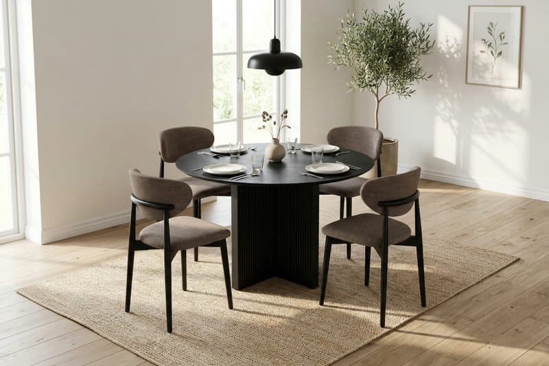 Edda Matgrupp runt 110 cm Svart med 4 Molly Matstolar - Svart - Products - Möbler - Bord & matgrupp - Matgrupp