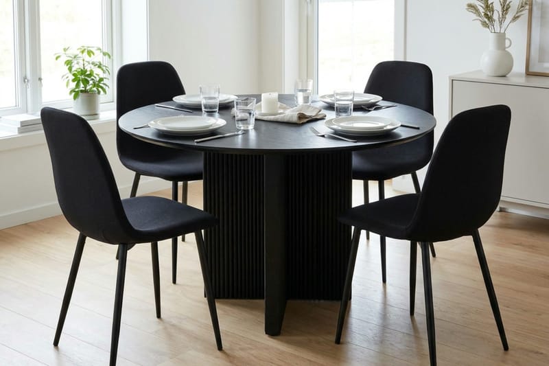 Edda Matgrupp runt 110 cm Svart med 4 Nibe Matstolar - Svart - Products - Möbler - Bord & matgrupp - Matgrupp