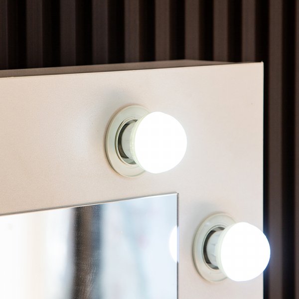 Facada sminkbord med spegel och belysning