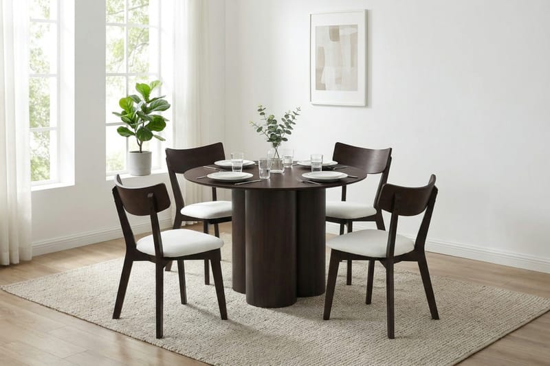 Juno Matgrupp 110 cm runt i Rökt Ek med 4 Amelia Matstolar med Dyna - Rökt Ek/Beige - Products - Möbler - Bord & matgrupp - Matgrupp
