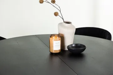 Matilda Matgrupp 130 cm Rund med 4 Selma Stolar - Svart - Products - Möbler - Bord & matgrupp - Matgrupp