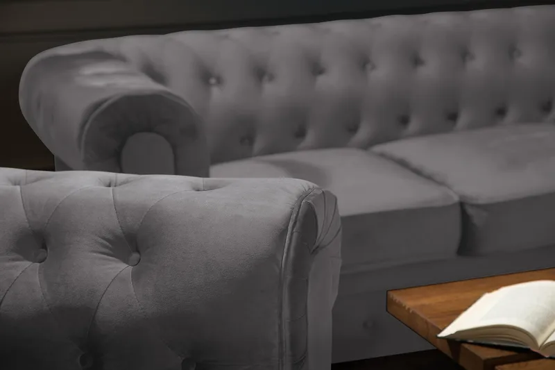 Chesterfield Lyx 3 sits Sammetssoffa - Djup soffa - Mörkgrå / Grå - Products - Möbler - Soffa - Chesterfield soffa
