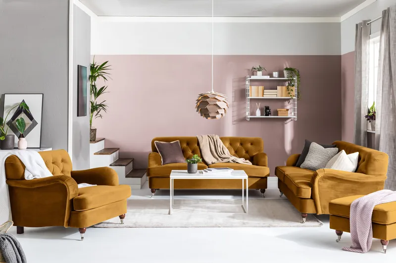 Howard Riviera Soffgrupp 3-sits + 2-sits Soffa + Fåtölj + Fotpall i Sammet - Mörkgul - Products - Möbler - Soffa - Soffgrupp - Howard soffgrupp