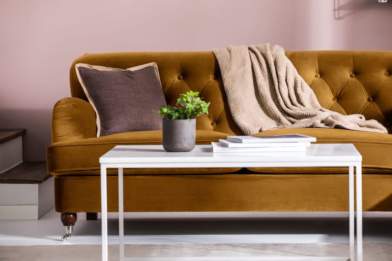 Howard Riviera Soffgrupp 3-sits + 2-sits Soffa + Fåtölj + Fotpall i Sammet - Mörkgul - Products - Möbler - Soffa - Soffgrupp - Howard soffgrupp