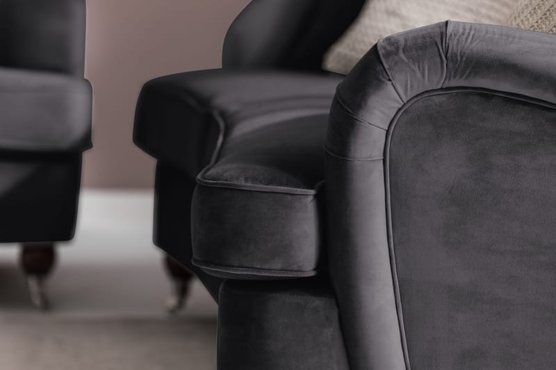 Howard Riviera Soffgrupp Svängd 3-sits + 2-sits Soffa + Fåtölj + Fotpall i Sammet - Mörkgrå - Products - Möbler - Soffa - Soffgrupp - Howard soffgrupp