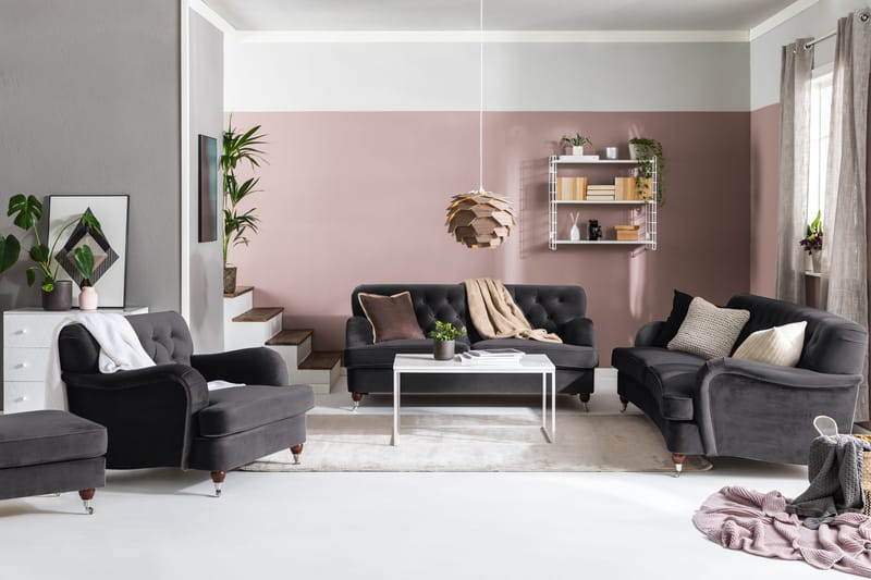 Howard Riviera Soffgrupp Svängd 3-sits + 2-sits Soffa + Fåtölj + Fotpall i Sammet - Mörkgrå - Products - Möbler - Soffa - Soffgrupp - Howard soffgrupp
