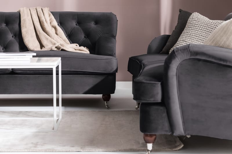 Howard Riviera Soffgrupp Svängd 3-sits + 2-sits Soffa + Fåtölj + Fotpall i Sammet - Mörkgrå - Products - Möbler - Soffa - Soffgrupp - Howard soffgrupp