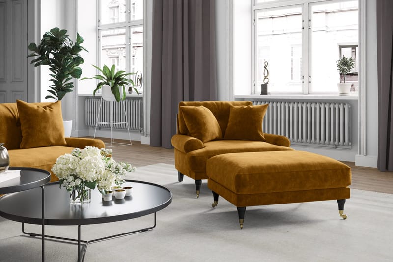 Andrew Fotpall Sammet - Amber/Mässing - Products - Möbler - Fåtölj & stolar - Pall & puff - Fotpallar