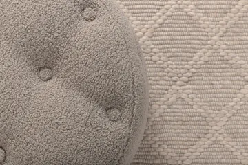 Benjamin Sittpuff - Greige - Products - Möbler - Fåtölj & stolar - Pall & puff - Sittpuff