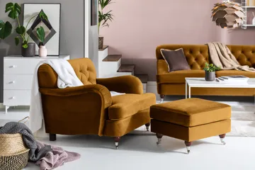 Howard Riviera Fotpall Sammet - Amber - Products - Möbler - Fåtölj & stolar - Pall & puff - Fotpallar