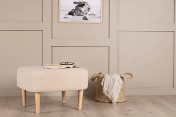 Salina Sittpuff med knappar - Vit - Products - Möbler - Fåtölj & stolar - Pall & puff - Sittpuff
