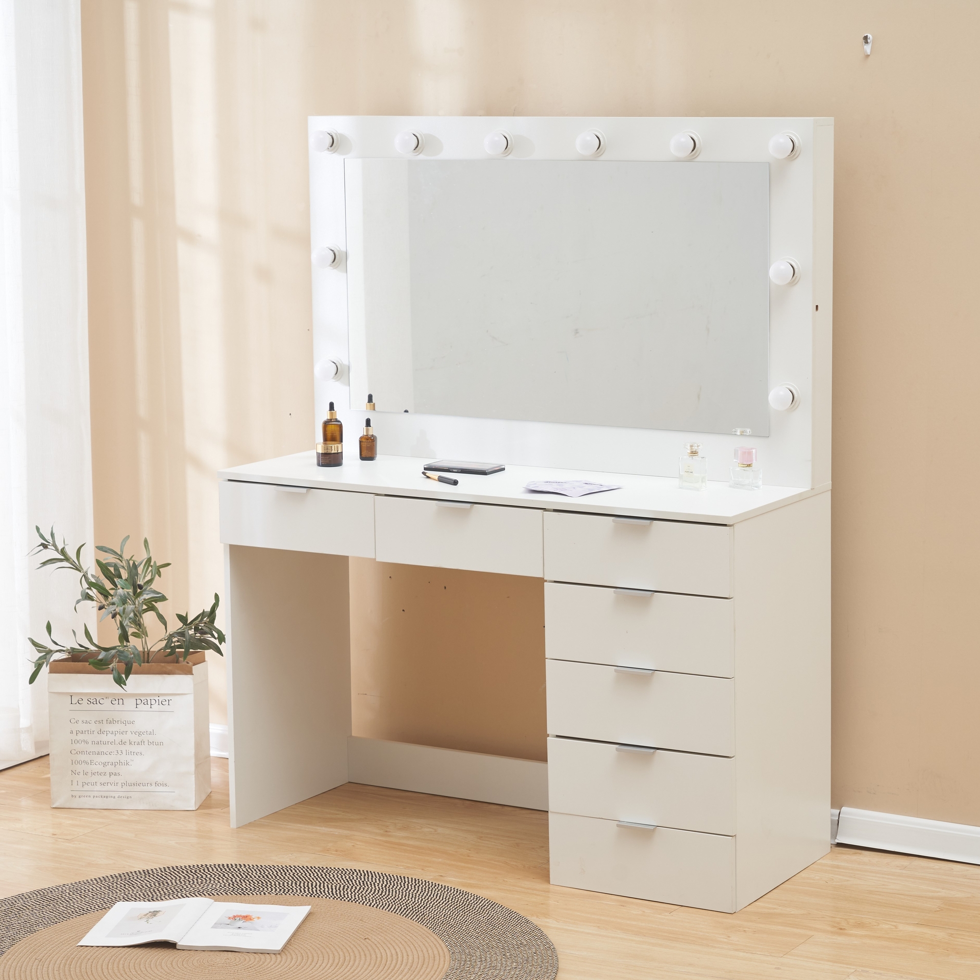 Sminkbord med belysning och f�rvaring