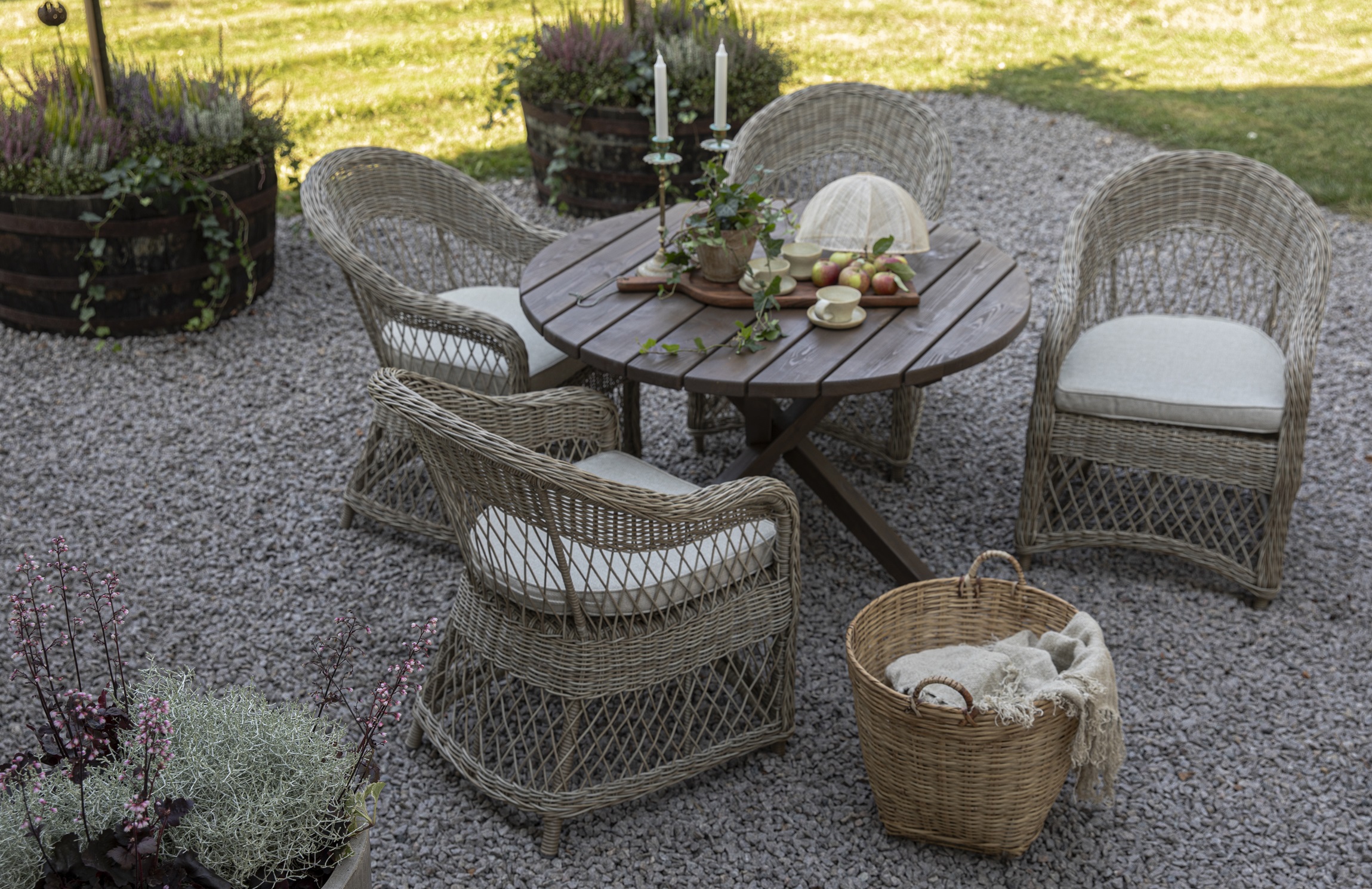 Utegruppe Marbella: Scottsdale rundt brunt spisebord Ø112 cm inkludert 4 Marbella lenestoler i naturfarget kunstrotting Utegruppe Marbella: Scottsdale rundt brunt spisebord Ø112 cm inkludert 4 Marbella lenestoler i naturfarget kunstrotting