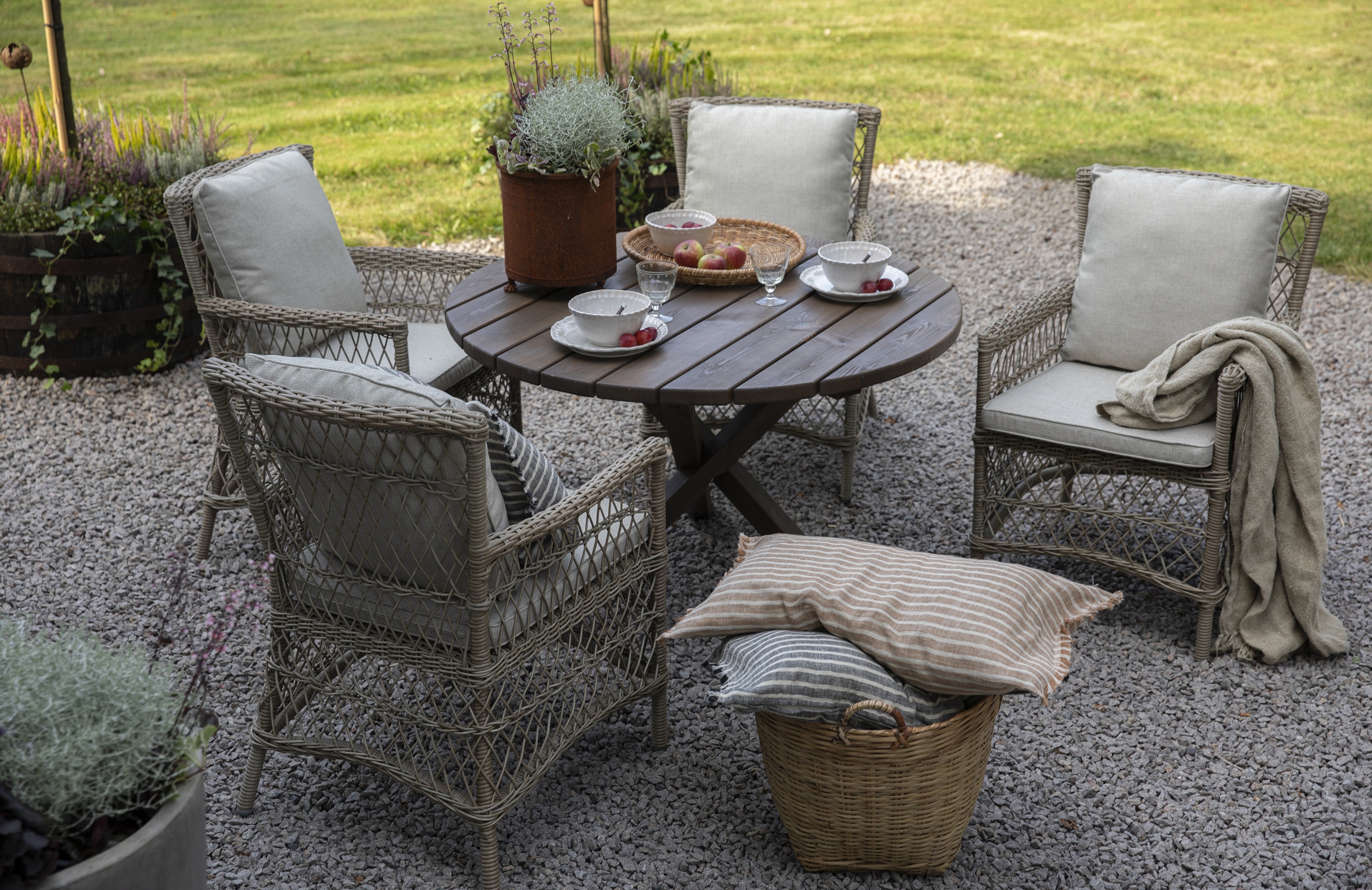 Provence utendørs gruppe: Scottsdale rundt brunt spisebord Ø112 cm inkludert 4 Provence lenestoler i naturfarget kunstrotting Provence utendørs gruppe: Scottsdale rundt brunt spisebord Ø112 cm inkludert 4 Provence lenestoler i naturfarget kunstrotting