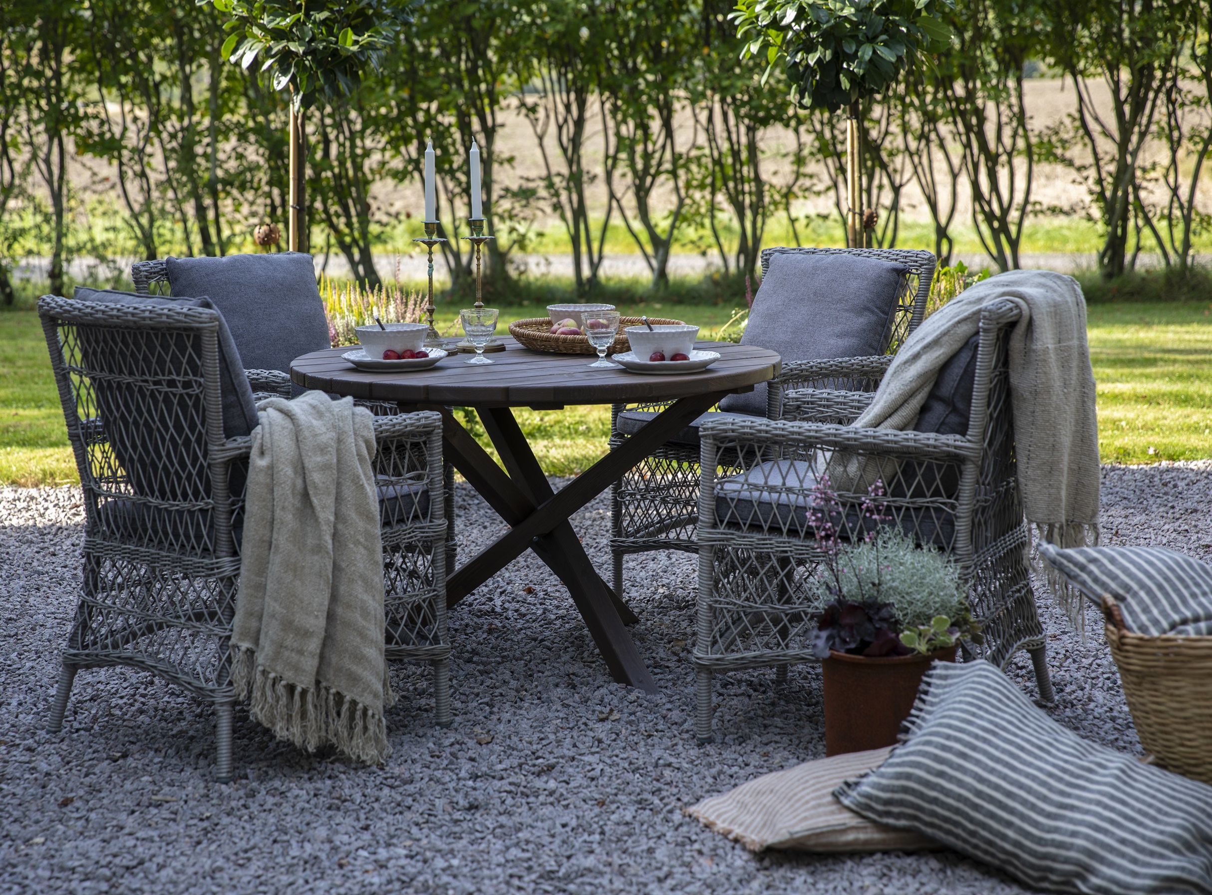 Provence utend�rs gruppe: Scottsdale rundt brunt spisebord �112 cm inkludert 4 Provence lenestoler i gr� syntetisk rotting