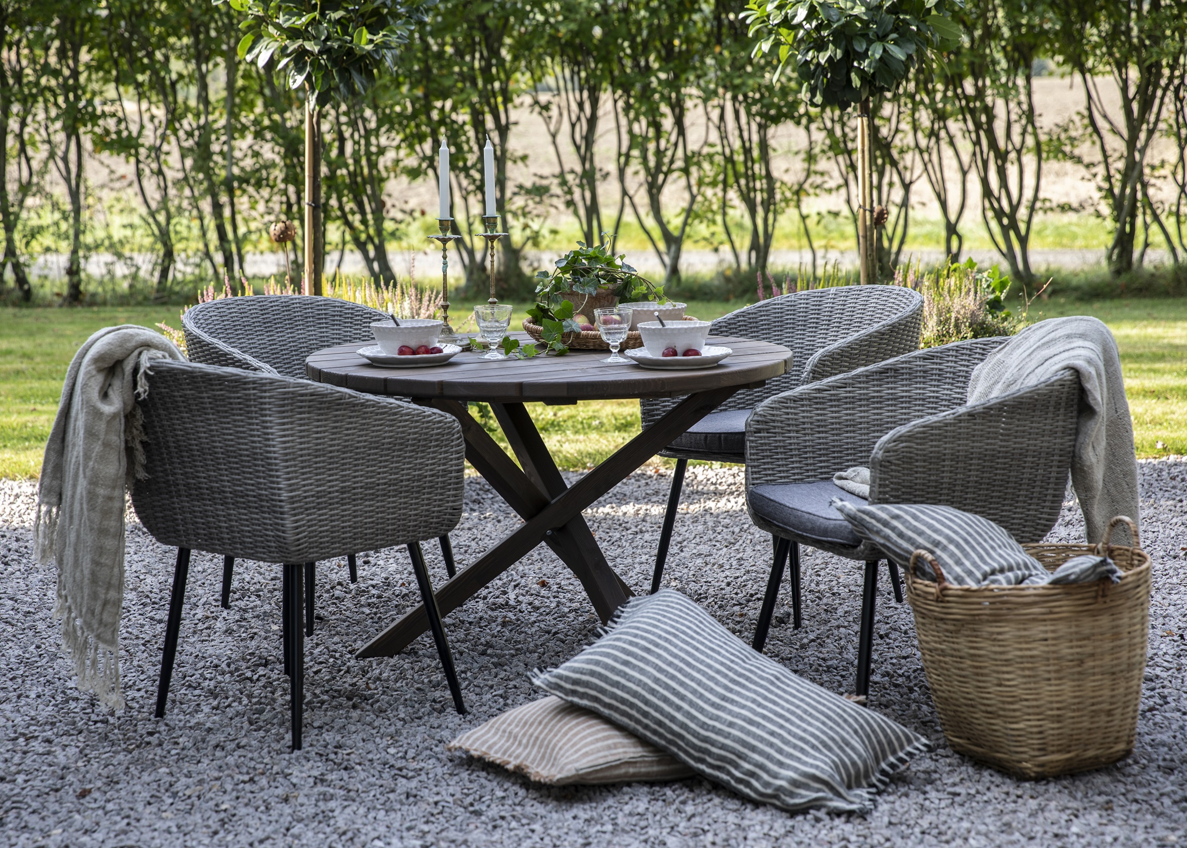 Utegruppe Aster: Scottsdale rundt brunt spisebord �112 cm inkludert 4 Aster lenestoler i gr� syntetisk rotting