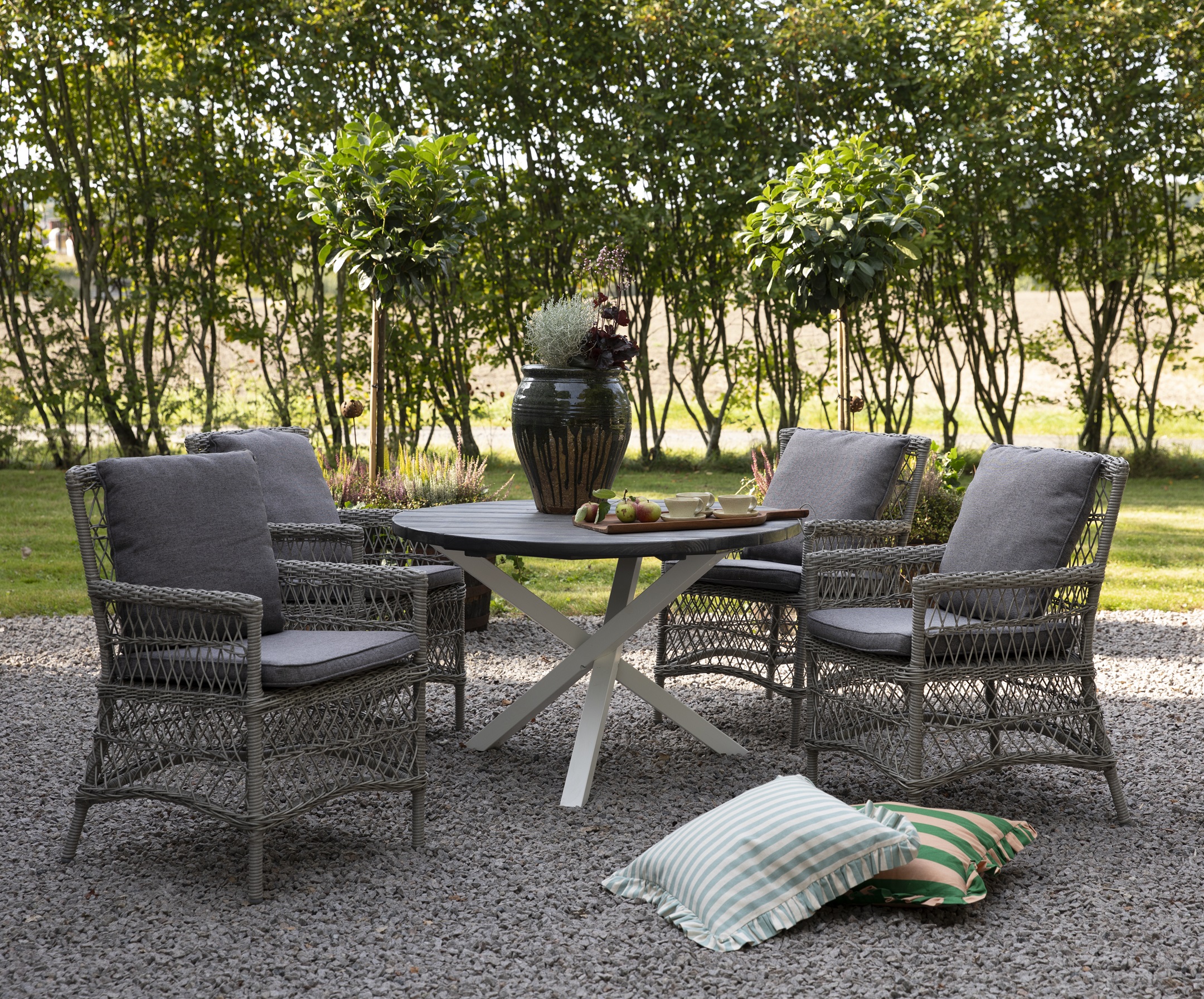 Provence utegruppe: Scottsdale rundt gr�/hvitt spisebord �112 cm inkludert 4 Provence lenestoler i gr� syntetisk rotting