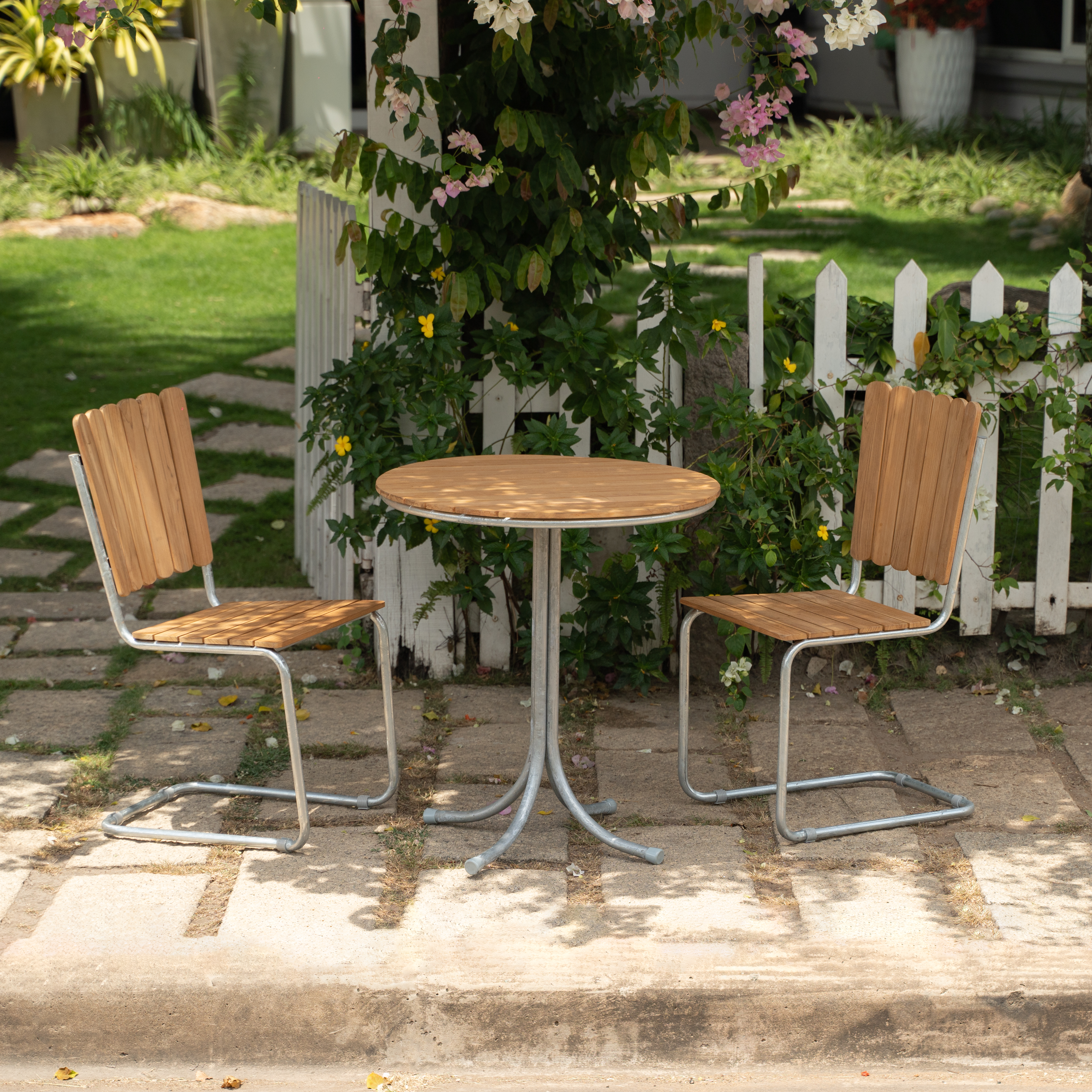 M�llan balkongsett i teak: 2 stoler med rundt bord