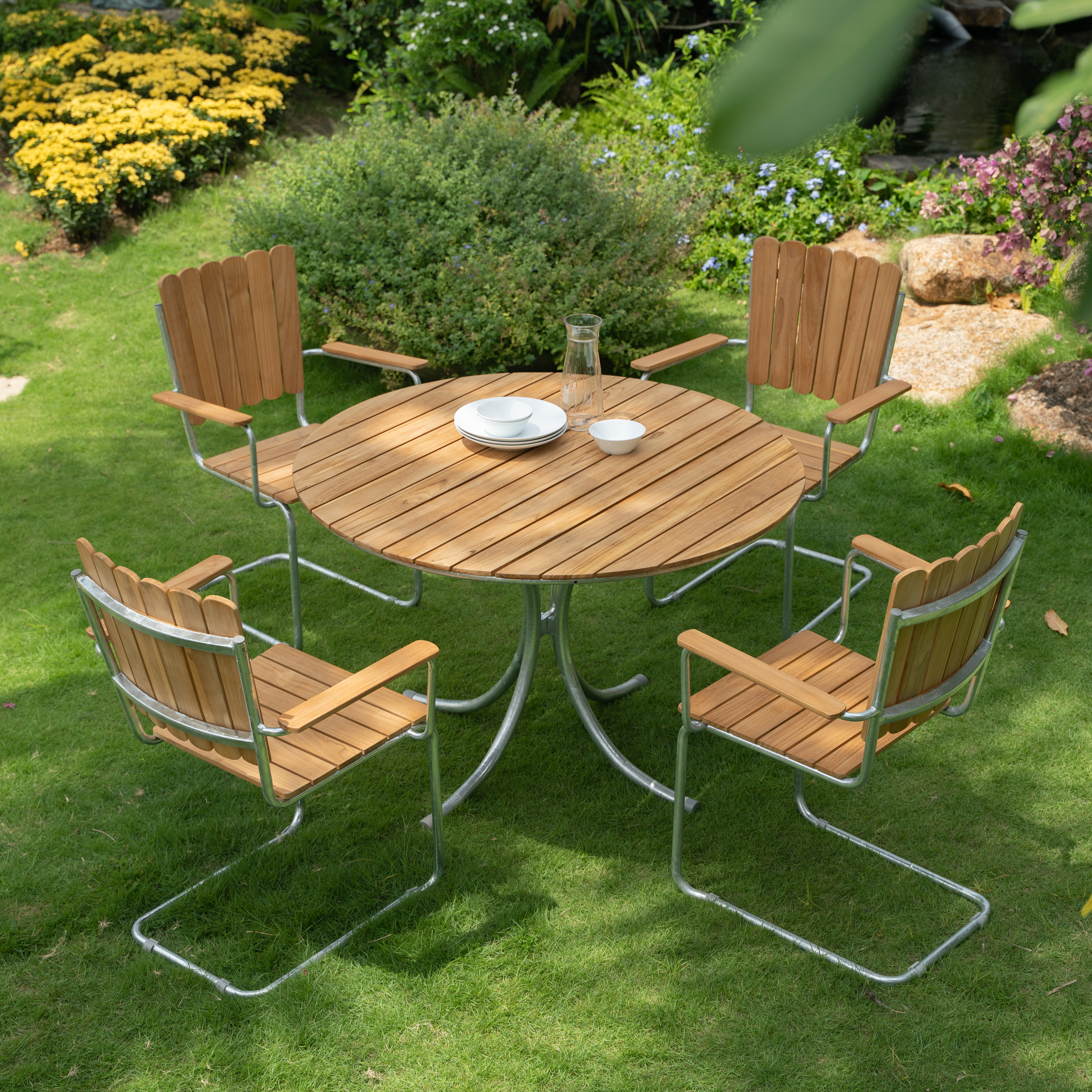 M�llan utegruppe i teak: 4 lenestoler med spisebord �110 cm