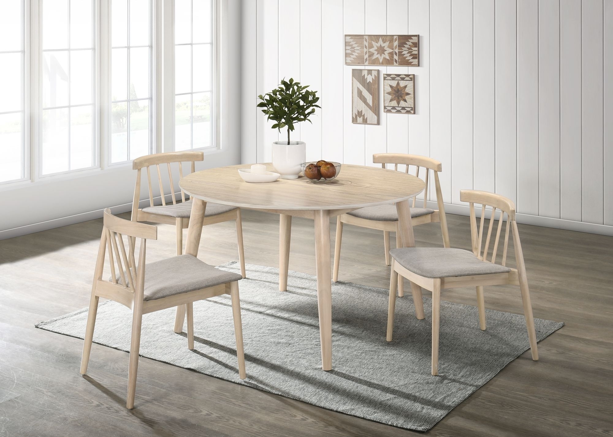 Firenze spisegruppe i kalkmaling; rundt spisebord med 4 Florence stoler Firenze spisegruppe i kalkmaling; rundt spisebord med 4 Florence stoler