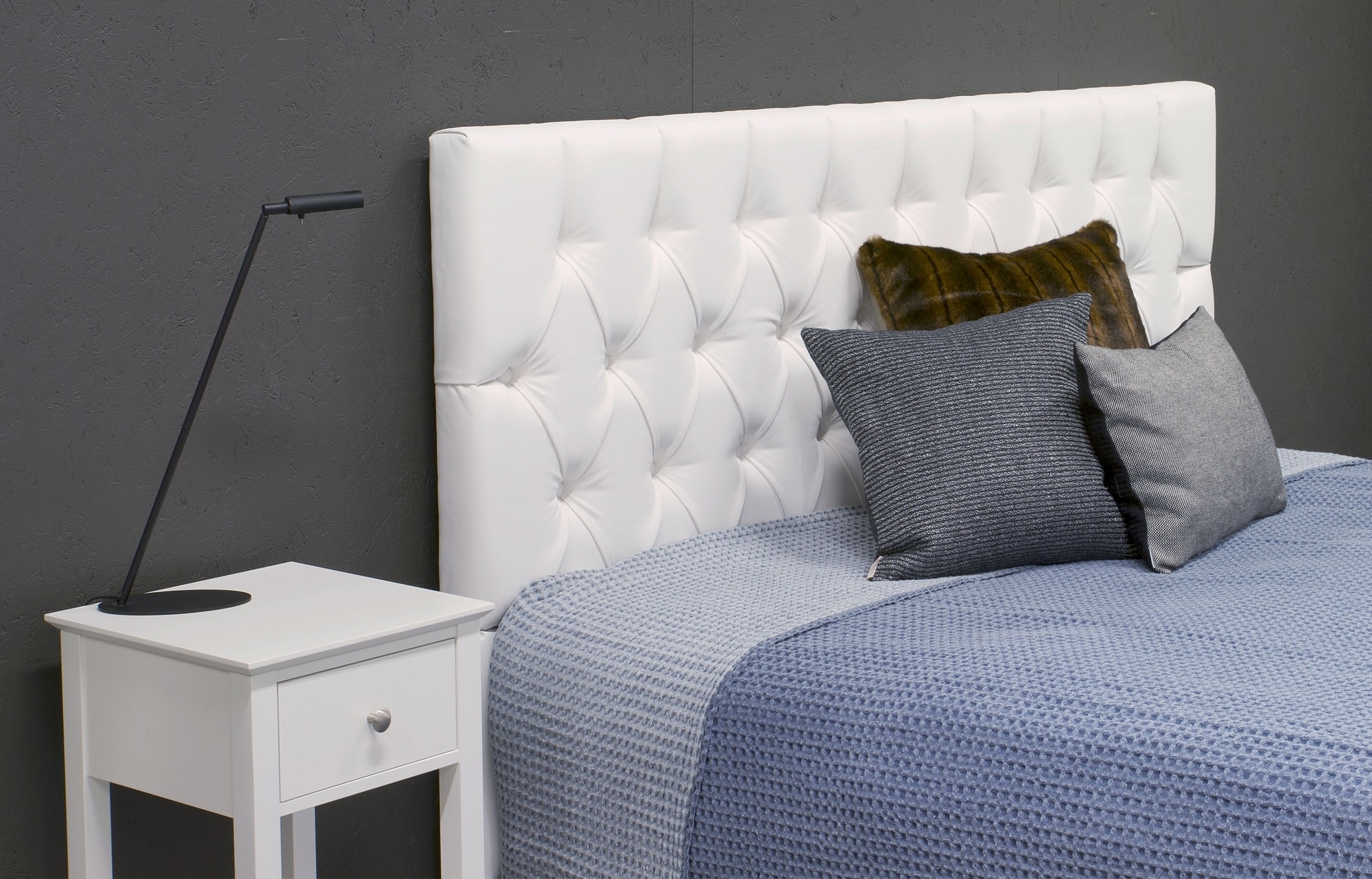 White Day sengegavl hvitt konstskinn - Velg bredde!