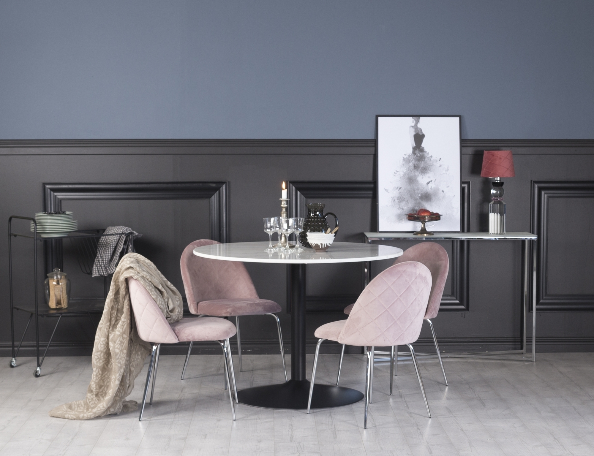 Plaza spisegruppe, marmorbord med 4 st Plaza fl�yelstoler - Rosa/Krom/svart