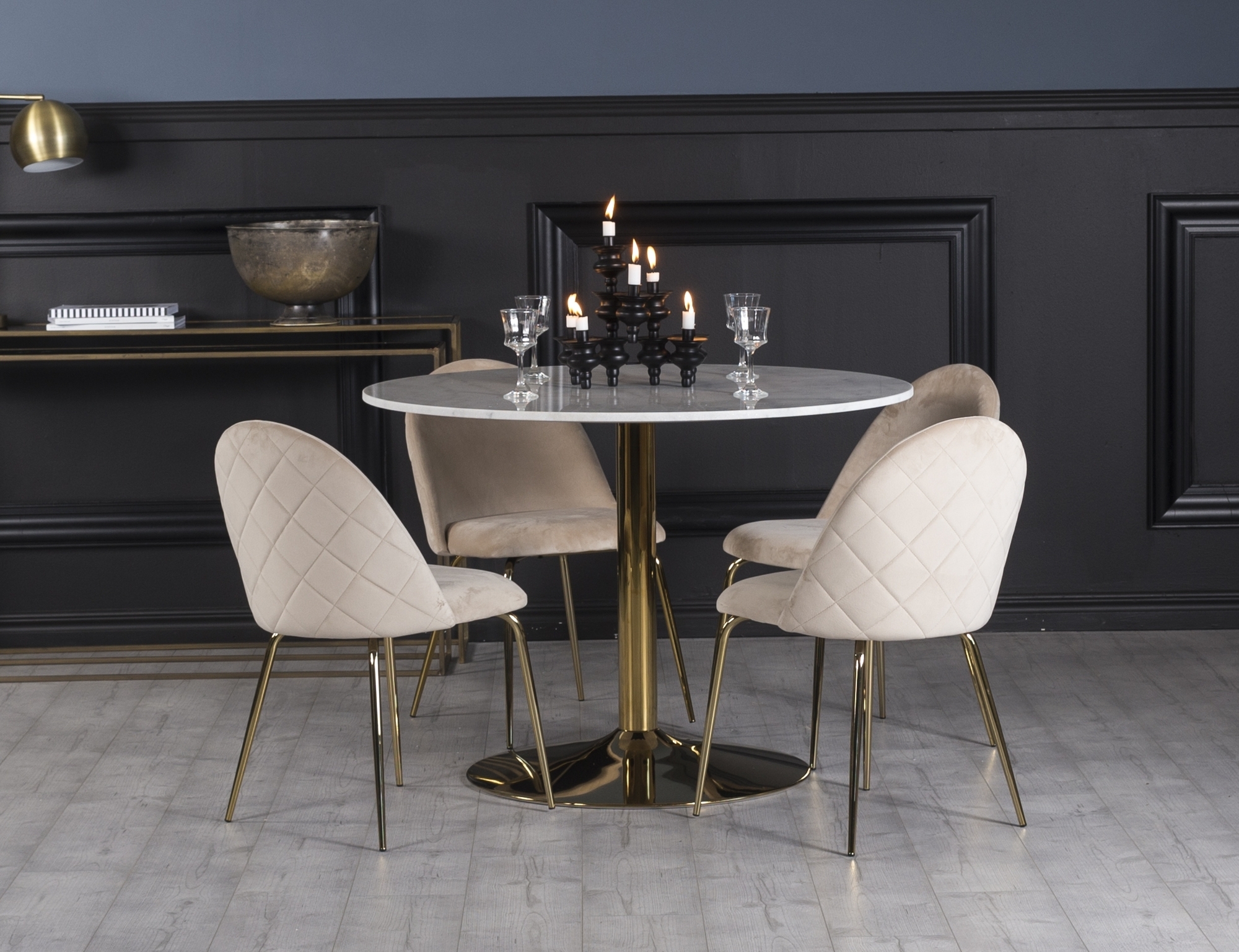 Plaza spisegruppe, marmorbord med 4 st Plaza fl�yelstoler - Beige/Hvit/Messing + 2.00 x