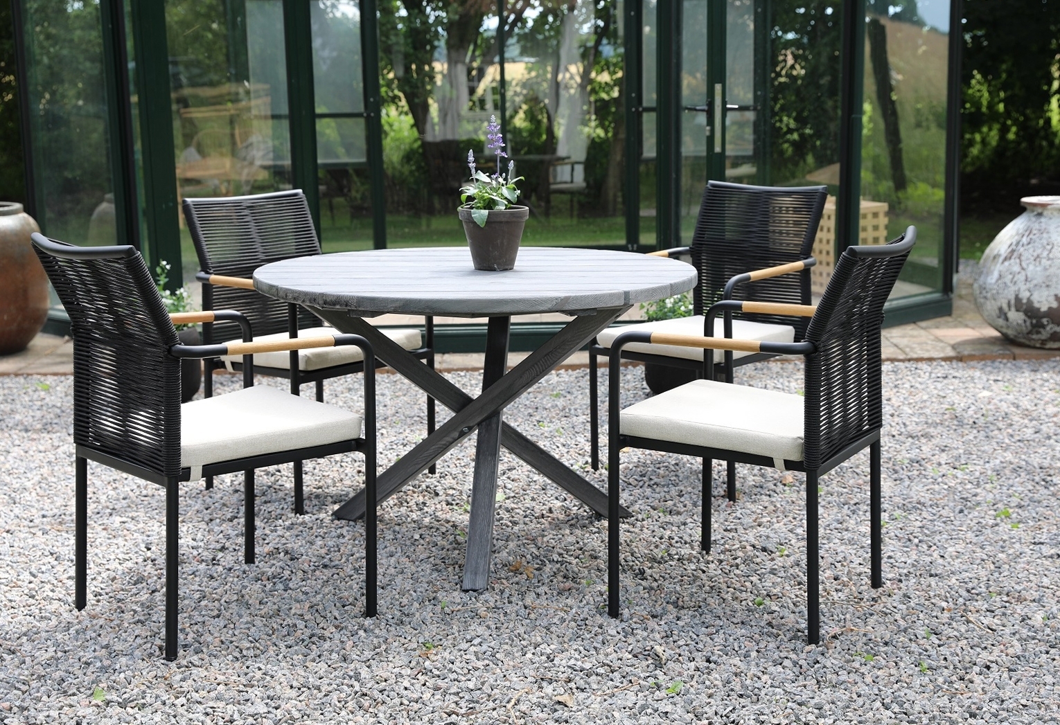 Scottsdale spisegruppe for uteplassen rundt bord med 4 stk. Skan�r karmstoler - Svart/Gr�/Teak + Treolje til m�bler