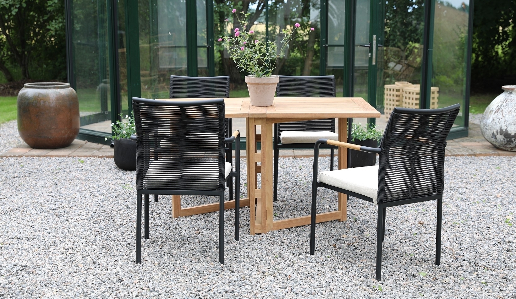 Salt� spisegruppe for uteplassen klaffbord med 4 stk. Skan�r karmstoler - Teak/Svart