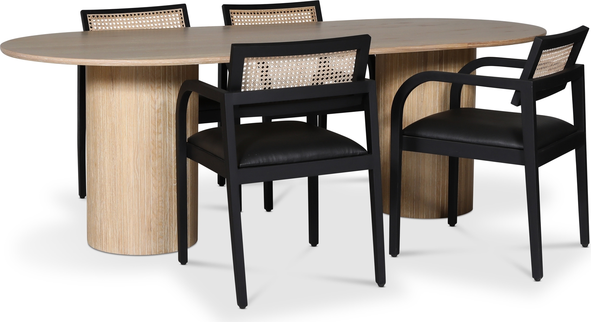 spisegruppe i Nordansjöen; ovalt spisebord, hvitoljet eik + 4 Siknäs lenestoler svart / rotting spisegruppe i Nordansjöen; ovalt spisebord, hvitoljet eik + 4 Siknäs lenestoler svart / rotting