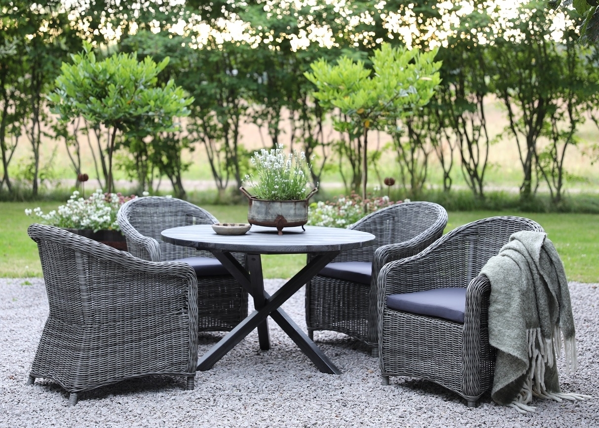 Spisegruppe Mercury: Scottsdale rundt bord inkludert 4 stk. Mercury light lenestoler i gr� kunstrotting