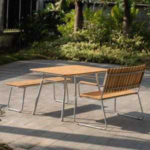 Möllan utegruppe i teak: sofa + benk og spisebord 120x80 cm Möllan utegruppe i teak: sofa + benk og spisebord 120x80 cm