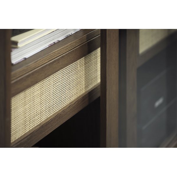 Yuma glassskap i røkt eik med rottingdetaljer Yuma glassskap i røkt eik med rottingdetaljer