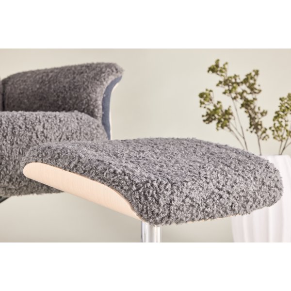 Lenestol med fotskammel - Grå saueskinnsimitasjon/hvitkalket eik Lenestol med fotskammel - Grå saueskinnsimitasjon/hvitkalket eik