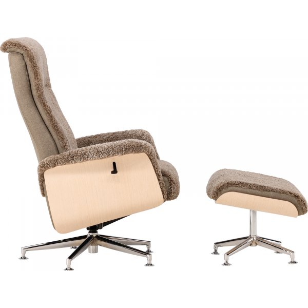 Lenestol i saueskinn med fotskammel - Brun / eik - Ulla Lenestol i saueskinn med fotskammel - Brun / eik - Ulla