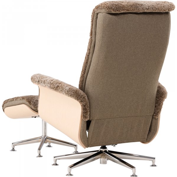 Lenestol i saueskinn med fotskammel - Brun / eik - Ulla Lenestol i saueskinn med fotskammel - Brun / eik - Ulla