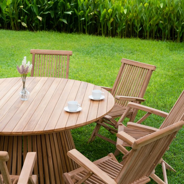 Salt� utegruppe i teak: rundt bord �150 cm med 8 lenestoler