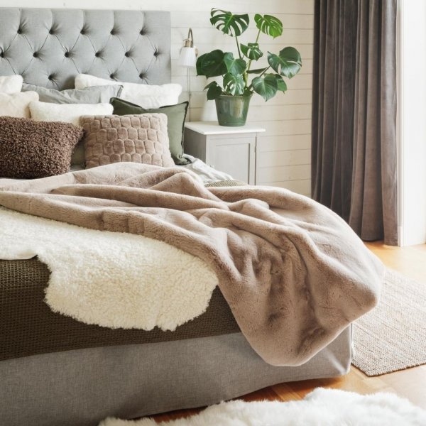 Fluffy pledd Taupe - 120 x 180 cm Fluffy pledd Taupe - 120 x 180 cm