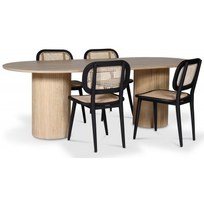 spisegruppe i Nordansjen; ovalt spisebord, hvitoljet eik + 4 stk Sikns II stoler svart / rotting
