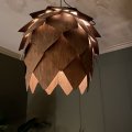 Kundebilde Frost rund lampe med lameller i valnøtt