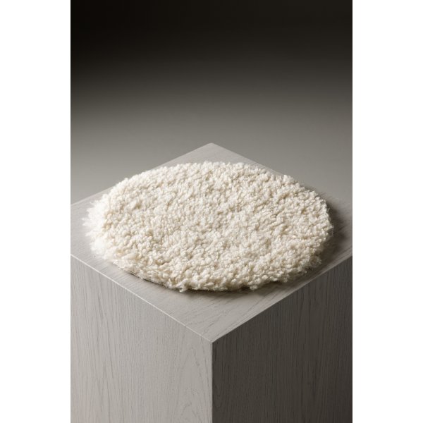 Katy stolpute 34 cm - Hvit saueskinnsimitasjon