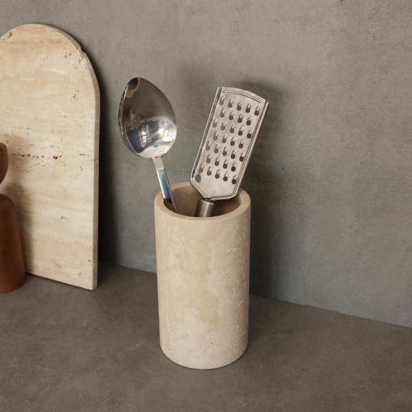 Verktystativ i beige travertinmarmor