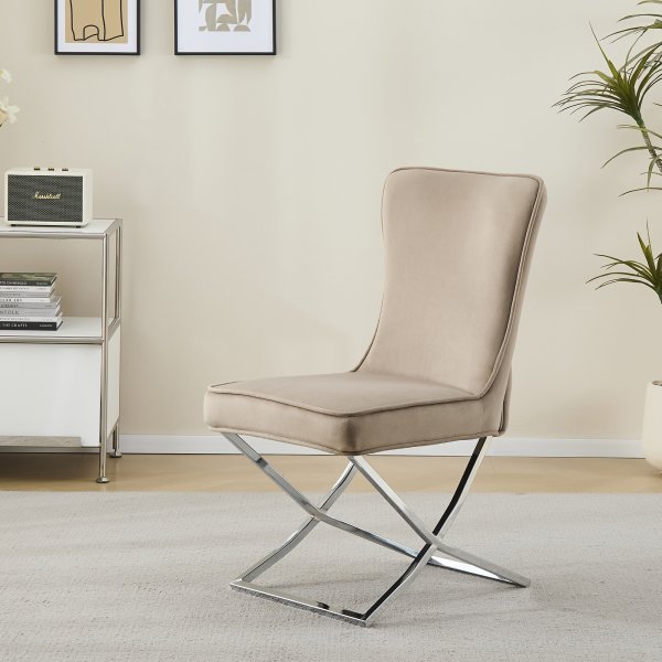 Luksusstol med kromunderstell og knapper i ryggen - Stol i beige fløyel Luksusstol med kromunderstell og knapper i ryggen - Stol i beige fløyel