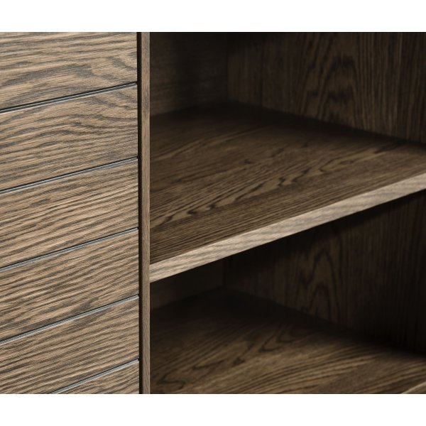 Inez skap i brunoljet eik