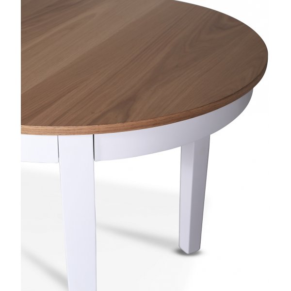 Fårö spisegruppe; spisebord 160/210x90 cm - Hvit / oljet eik med 4 Fårö stoler krysser i ryggen og sete i svart PU Fårö spisegruppe; spisebord 160/210x90 cm - Hvit / oljet eik med 4 Fårö stoler krysser i ryggen og sete i svart PU