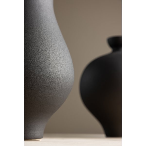 Rellis vase 14 x 24 cm - Sort Rellis vase 14 x 24 cm - Sort