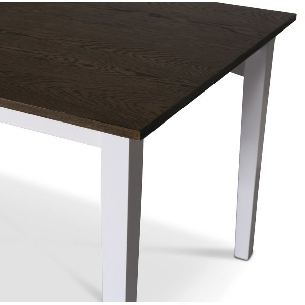Skagen spisegruppe; spisebord 140 cm - Hvit / brunfarget eik med 4 Danderyd No.16 spisestoler Svart + 3.00 x Møbelføtter Skagen spisegruppe; spisebord 140 cm - Hvit / brunfarget eik med 4 Danderyd No.16 spisestoler Svart + 3.00 x Møbelføtter