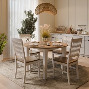 Spisegruppe: Läckö spisebord, rundt - hvit / oljet eik + 4 Selma stoler - hvit / oljet eik Spisegruppe: Läckö spisebord, rundt - hvit / oljet eik + 4 Selma stoler - hvit / oljet eik