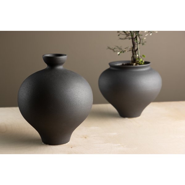 Rellis vase 20 x 24 cm - Sort Rellis vase 20 x 24 cm - Sort