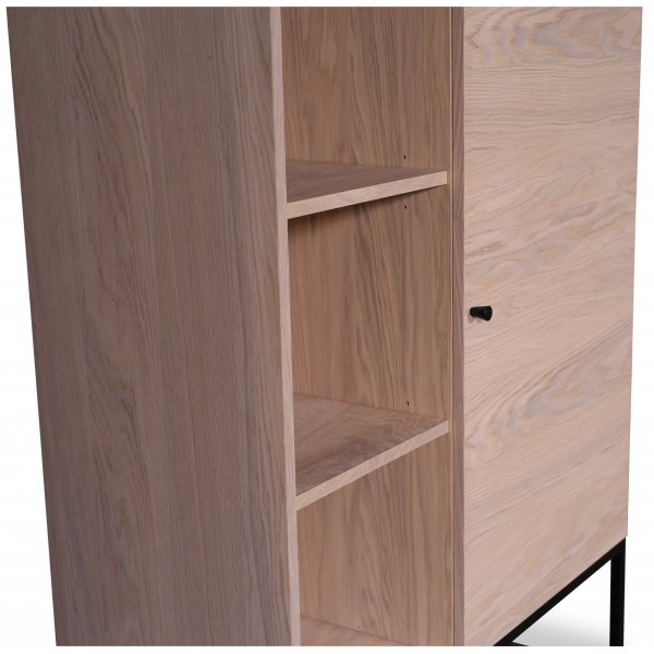 Stilo V.2 highboard - Whitewash / Svart metall Stilo V.2 highboard - Whitewash / Svart metall